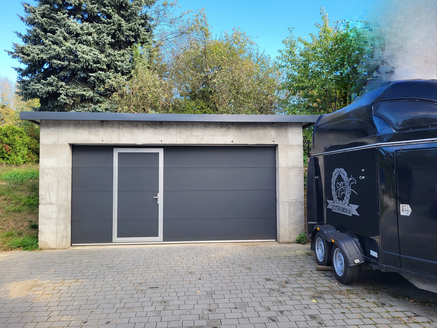 napęd do bramy garażowej zamontowany nowy szybki cichy montaż 